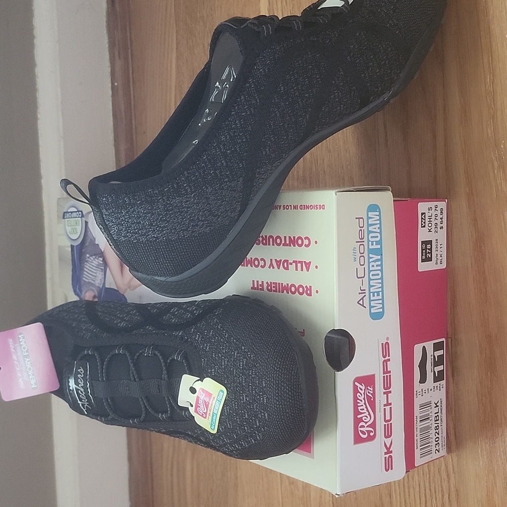 NWT🖤Skechers Relaxed Fit Memory Foam Slip On Sneaker